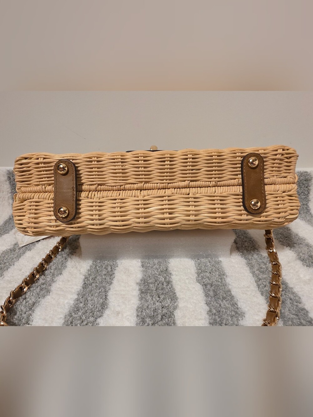 Tommy Bahama NWT Woven Wicker Shoulder Bag with Gold Chain Retail$99 - Picture 4 of 4